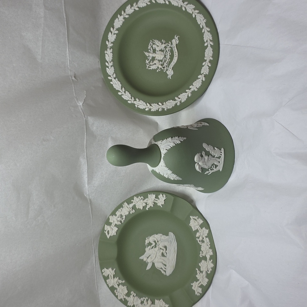 Wedgwood Sage Green Primrose  Cupids Bell 4" City Of London Plate And Ashtray.